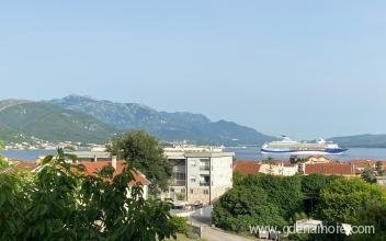 Apartman sa pogledom na more i planinu, private accommodation in city Bijela, Montenegro